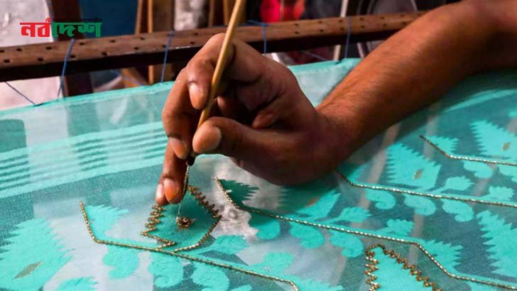 সৌন্দর্যের বুননে ব্যস্ত কারচুপির কারিগররা